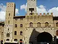 El Palazzo vecchio del Podestà y la Torre Chigi (a la izquierda)