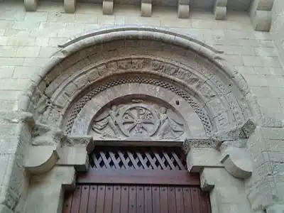 Detalle de la puerta de San Pedro el Viejo. Nótese el ajedrezado jaqués sobre el tímpano.