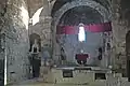 Interior de la iglesia de la Madre de Dios, con el modelo de la iglesia en el tímpano de la capilla lateral.