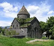 Tambor-torre circular del monasterio de Sanahin (Armenia), que se eleva sobre el crucero cuadrado de la iglesia de la abadía y está provisto de estrechas aberturas para dejar entrar la luz (ca. Siglo X-XII).