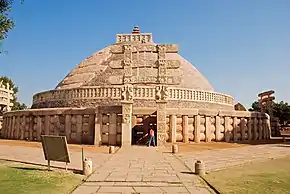 La Gran Estupa en Sanchi. Toranas decoradas construidas desde el siglo I a.C. hasta el siglo I d. C.