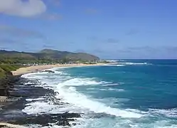 La playa de Sandy desde el mirador de Hālona. La elevación que se encuentra a lo lejos es Makapuʻu Head, el extremo este de Oʻahu