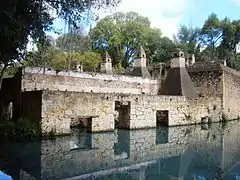 Lago y antiguos edificios.