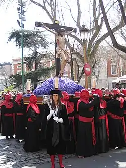 Andas del Cristo y maceros de la Universidad.