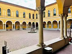 El claustro de la iglesia de San Epifanio (1460-1480) englobado en el palacio del jardín botánico (1773).