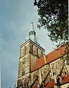 Iglesia de San Andrés (siglo XIV) con su torre de 114 m