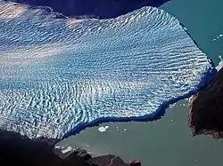 Vista aérea del glaciar donde se observa como logra seccionar el brazo Rico del canal de los témpanos (imagen del 2005).