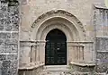 Puerta lateral de la iglesia.