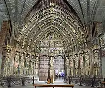 Pórtico de Santa María de los Reyes, Laguardia (Álava). La policromia es del siglo XIX.