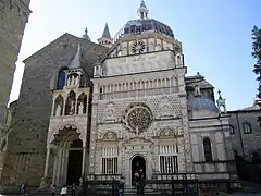 Vista del flanco norte, con la capilla Colleoni.