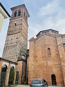 El campanario (siglo XVI) y la fachada norte.