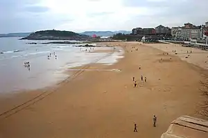 Primera playa del Sardinero, al fondo la península de la Magdalena.