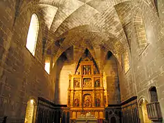 Capilla de los Reyes, con el retablo renacentista en el centro, la tumba marmórea al frente, y los arcosóleos a derecha y izquierda