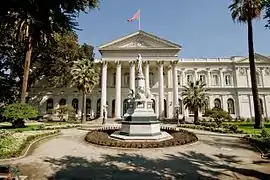 La virgen orante, según diseño de Ignazio Jacometti; jardines del ex Congreso Nacional.