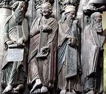 Los profetas del Pórtico de la Gloria de la catedral de Santiago de Compostela, por el Maestro Mateo, siglo XII. Daniel, imberbe, sonríe, mientras que los otros, barbados, permanecen hieráticos.