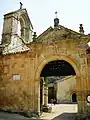 Puerta de acceso al monasterio.