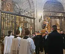 Santo Encuentro frente a la Capilla de la Resurrección en la Catedral de Orense.