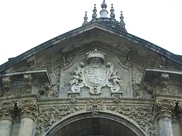 Escudo de los Borbones sobre la entrada