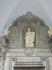 Estatua de San Ignacio sobre la puerta principal