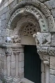 Puerta lateral del Monasterio de San Pedro de las Águilas con animales mitológicos y motivos esotéricos.