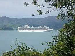 El Sapphire Princess en el puerto de Akaroa. (Octubre 2010)