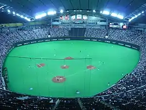 Interior del estadio durante un partido de béisbol.