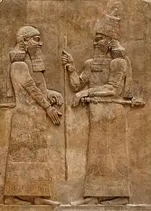 Sargón II con su hijo el príncipe Senaquerib, bajorrelieve procedente de Dur Sharrukin-Khorsabad (c. 716 a. C.)