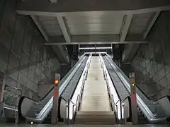 Vista de las escaleras desde el interior de la estación