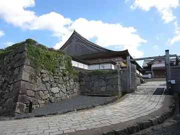 Entrada del castillo y muros de piedra.