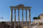 El templo de Saturno visto de cara desde el Foro Romano.