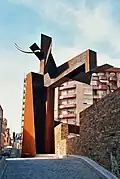 Escultura en la plaza de La LLama, Savia nueva, de Lucio Marcos Pernía.