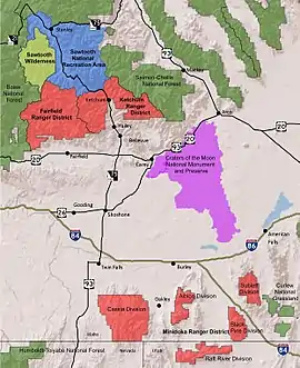 Un mapa general del bosque nacional Sawtooth (rojo) incluyendo el Área de Recreación Nacional Sawtooth (azul) y el área silvestre Sawtooth (amarillo).