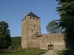 Castillo de Sayn: la entrada sobreelevada del bergfried esta unida al adarve por una pasarela.