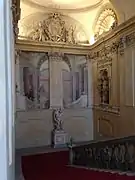 La Gran Escalera diseñada por Gaspare Vigarani, que conduce a la entrada de la galería.