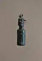Sello cilíndrico de bronce, coronado por la cabeza del demonio Pazuzu. Museo del Louvre.