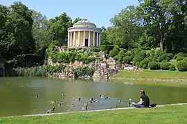 El templo Leopoldina (1818-1819) en el parque del palacio Esterházy