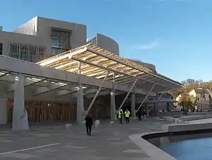 La entrada al público situada en la fachada oeste que da acceso al Main Hall.