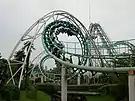 "Screw Coaster" en funcionamiento, gran montaña rusa hidráulica en el centro del parque.