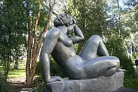 Venus., La Montaña1936. Escultura emplazada en el Jardín de las Esculturas de la National Art Gallery de Sídney, Australia.