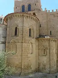 Coimbra es la única gran catedral de Portugal que todavía tiene el ábside semicircular del románico original.