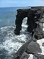 Arco en el mar causado por un flujo de lava.