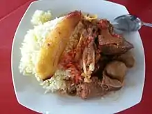 Seco de chivo con arroz blanco y plátano