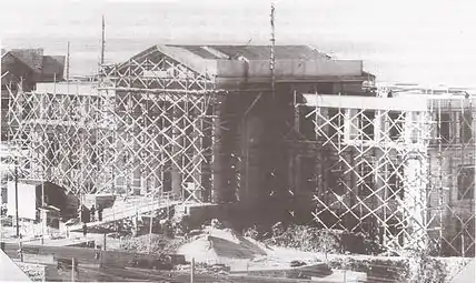 Construcción de la sede de la Gobernación Militar hacia 1950. Origialmente el edificio fue proyectado como biblioteca pública y sede del Instituto de Estudios Patagónicos. En 1951 fue asignado como sede de la Gobernación Militar.
