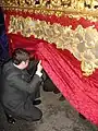 Capataz hablando con los costaleros en la Semana Santa de Sevilla.