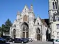 Fachada de la iglesia de Saint-Pierre.