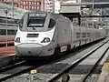 Un automotor eléctrico de la serie 130 de Renfe Operadora en la estación de Valladolid-Campo Grande.