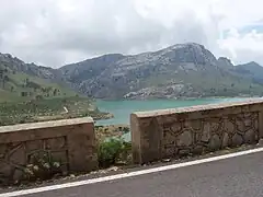 Ma-10 con la Sierra de Tramontana al fondo.