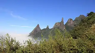 Picos  (de izquierda a derecha): Escalavrado, Dedo de Nossa Senhora, Dedo de Deus, Cabeça de Peixe and Santo Antônio.