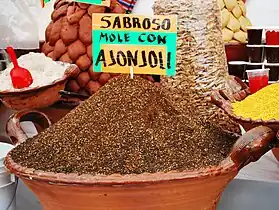 «Sabroso mole con ajonjolí»