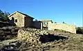 Vista frontal del cementerio de Sesga (Ademuz), con detalle del horno de yeso utilizado para la construcción del camposanto.